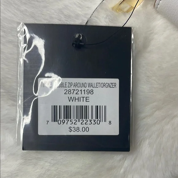 Nanette Lepore White vegan Leather Wallet with Embossed Logo - Picture 6 of 9